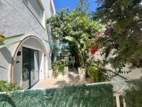 Luxueux Appartement 70m2-Rez de chaussée- pied dans l'eau-10 m de la Piscine collective- centre ville d'Hammamet,dans la partie residentielle de l'hôtel Dar Hayet-1 suite Parentale-1 chambre avec 1 grand lit double-Grande terrasse - Chambres d'hôtes Hammamet
