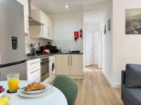 Central 2-Bed Apartment w Roof Garden, Wifi & Parking Sleeps 4 - Chambres d'hôtes Bristol