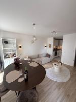 Ruhiges Design Apartment mit Balkon I 250 m zur NordArt - B&B Büdelsdorf