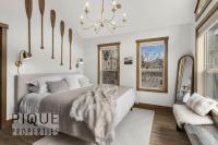 Luxury Fire Mountain Lodge, Outdoor Hot Tub, Parking, Fast WiFi! - Chambres d'hôtes Canmore