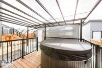 NEW-Luxury Retreat-Hot Tub-King Bed-AC-EV Charger - B&B Edmonton