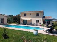 Grande maison avec piscine - B&B Dieupentale