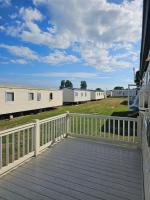 3 bed static van with decking - B&B Dymchurch