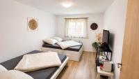 RiverSide Living - Großzügiges Familienzimmer mit eigenem Bad nähe Pferdezentrum - B&B Stadl-Paura