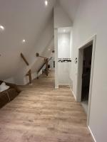 Helles Apartment mit Dachbalkon & Kingsize-Bett - B&B Bad Wünnenberg