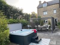 Cotswold farmhouse with Hot tub near Castle Comb - Ferienwohnung Chippenham