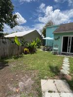Mermaid Oasis Stuart Whole House 2 bed 2 Bath & extra Bonus Room- Fenced in Yard with Boat Parking - B&B Stuart