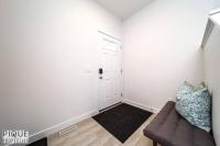 *New*Chic Modern Home*King bed*Foosball*Sleeps 8! - B&B Edmonton