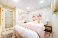 Hidden Gem Home-HotTub-Firetable-King Bed-BBQ -Deck - Chambres d'hôtes Edmonton