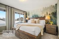 Wild Haven Retreat-HotTub-King Bed-Fireplace-BBQ - B&B Edmonton