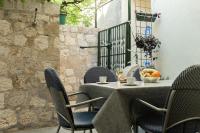 In the middle of the old town of Omis - B&B Omiš