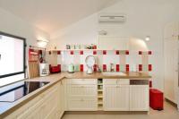 Mamad Charming Sunny Haven with Balcony - B&B Tel Aviv