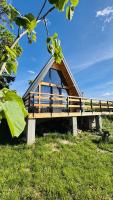 Secluded A-Frame Cabin with Private Hot Tub & Views - IezerVenture - B&B Șelari