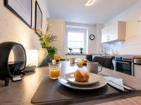 2-Zimmer-Apartment "Stay-at-AJ Homes Hamm" mit komplett ausgestatteter Küche, Balkon, 4 Hotel-Boxspringbetten in 2 Schlafzimmern & Schlafsofa sowie kostenlos inklusive Bettwäsche & Handtücher, Verbrauchsartikel, Parkplatz, WiFi & SmartTV - Chambres d'hôtes Hamm