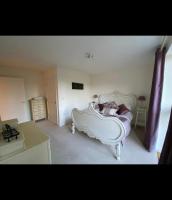 Luxury One Bed Apartment w Car Parking, by Station - Ferienwohnung Haywards Heath