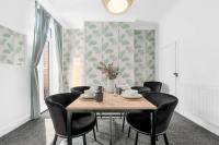 Spacious 2-Bed Home with Garden Sleeps 5 - Ferienwohnung Stockport