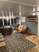 Modern Comfort Quiet, Clean & Central Hot Tub! - B&B Saint Helen