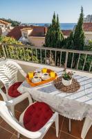 Appartamento con 1 Camera da Letto e Vista Mare Parziale