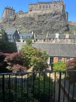 Grassmarket Superb studio with Castle view kitchen and shower room - B&B Edinburgh