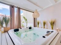 Villa Monica with Private Pool and Jacuzzi - B&B Quarteira