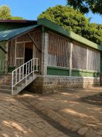 Grande maison familiale 150 m2, 8 pers, WiFi & parking - B&B Ambondrona