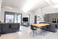 Villa Simonetta - Modern Design Home with Pool & Garden near Lake Como and Switzerland - Ferienwohnung Albiolo