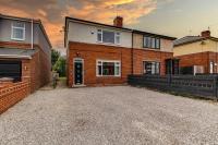 Barnsley Stay, Work Trips, Contractors, Sleeps 7 & Parking - B&B Barnsley