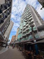 Apartamento Pé na Areia no Calçadão da Central Balneário Camboriú - Estacionamento limitado á alguns tamanhos de caminhonetes - Bed and Breakfast Balneário Camboriú