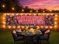 Chic dog-friendly coastal stay near Tropic Falls OWA, beach, fenced yard - Bed and Breakfast Foley