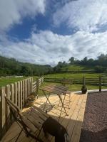 Caban Milany, Log Cabin Farm Stay in Brecon Beacons - B&B Pont Sticill