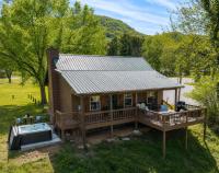 Riverfront Little Red Cabin, Hot Tub, World-class Trout Fishing, Views & Boat Access - B&B Heber Springs