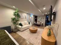 Studio Near Wrigley • Sleeps 4 • Games + Fireplace - B&B Chicago