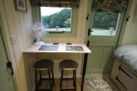 Spinney Wood Glamping, Willow Hut - B&B Bewdley