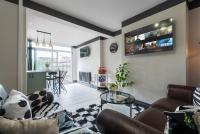 4 Bedroom Quiet Leafy Snazzy Elroi Exclusive 2 Vehicles Private Parking Home - A63 - Close to shops - B&B Kingston upon Hull