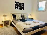 Spacious 2 bed overlooking Spinola bay - Chambres d'hôtes San Ġiljan