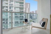 Luxury Miami Skyline Retreat - 2BR with Panoramic Views & Balconies - B&B Miami