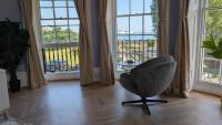 Sea, Sky & Ships - Luxury Seafront Apartment, Ideal for Channel Crossing Swimmers , Sleeps 5 - B&B Dover