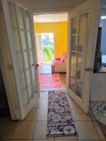 Cottage with French doors and tons of sunlight - Bed and Breakfast Oakland
