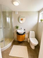 The Lake House - Private Shoreline & Kayaks - Bed and Breakfast Åkersberga