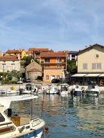 Waterfront Stone House on The Lungomare Promenade 6 Cres - B&B Cherso (città)