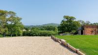 The Farmhouse at Nunwell - Historic 5-Bedroom Farmhouse on Private Estate with Fire Pit & Parkland - Chambres d'hôtes Brading