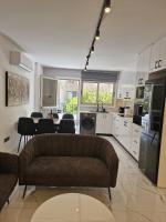 Modern Flat with Playroom! - B&B Lárnaca