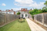 Cosy 4Bed House 4 Contractors & Families With Garden and Easy Access to Alexandra Palace & Transport Links - Chambres d'hôtes Southgate