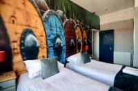 Tweepersoonskamer met 2 Aparte Bedden en Eigen Badkamer