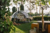 Unique glamping Prague with private hot tub - B&B Prague