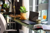City Oasis: 5 Min to Metro, Pool & Gym, Essentials - B&B Khlong Toei
