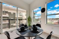 Contemporary 2BR I Gym I Parking I Workspace - B&B Dallas