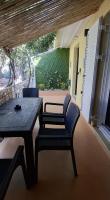 HoneyBee6 - Garden studio close to the port & airport - B&B Rafína