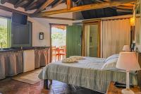 Lindo chalé com lareira, sauna e piscina. - B&B Passa Quatro