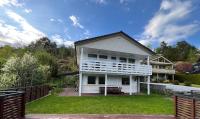Dobbeltrom på solsida, fin utsikt fra huset, privat bad og delt kjøkken og stua - Chambres d'hôtes Sogndal